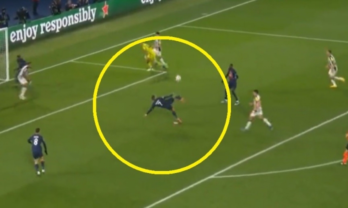 Bắt chước Garnacho tung người móc bóng, Mbappe nhận kết đắng