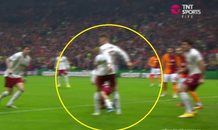 Bùng nổ tranh cãi, cầu thủ MU để bóng chạm tay nhưng không bị thổi penalty