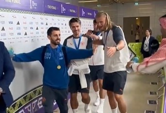 Không được ra sân, Haaland sắm vai vệ sĩ cho Grealish