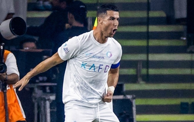 Sai lầm của Benzema giúp Ronaldo chiếm vị trí số một thế giới