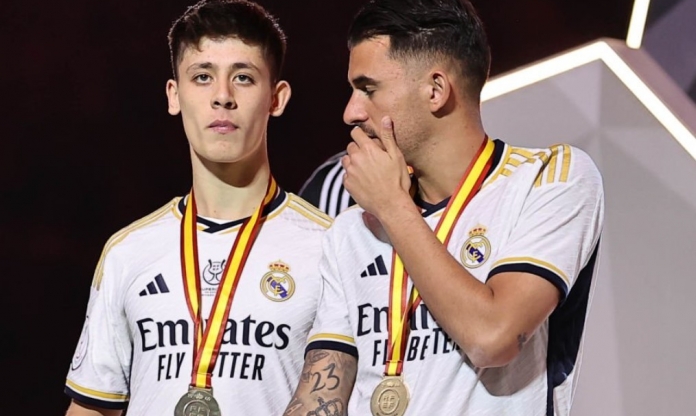 Quyết định kỳ lạ của trọng tài trong ngày Real Madrid vùi dập Barca