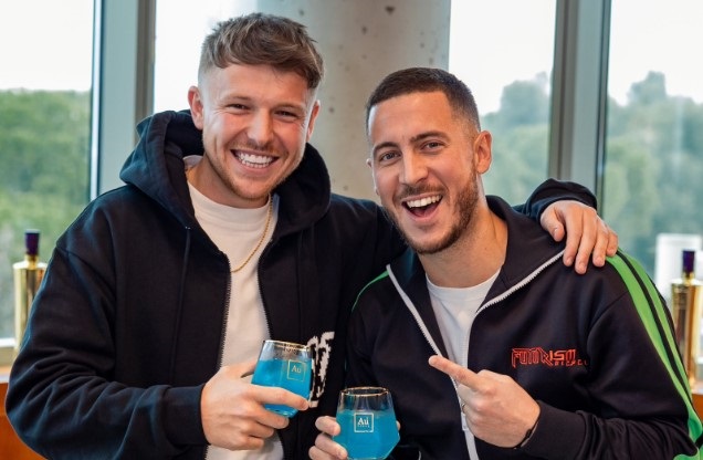 Cậu bé nhặt bóng bị Hazard sút vào bụng trở thành triệu phú