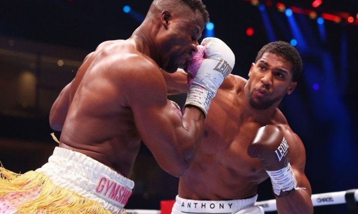 Anthony Joshua hạ đo ván Francis Ngannou chỉ trong 'một nốt nhạc'