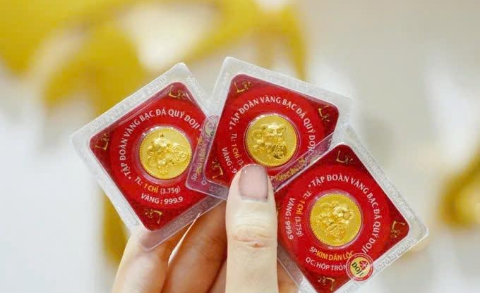 Giá vàng hôm nay trưa 12/8: Vàng trong nước vẫn ở ngưỡng cao