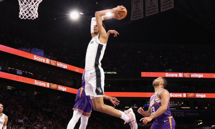 Khổng lồ bóng rổ thế giới tỏa sáng rực rỡ trong trận đấu thứ 5 ở NBA