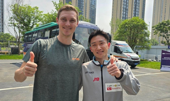 Victor Axelsen đứng chung khung hình, dành sự tri ân đặc biệt với Kento Momota