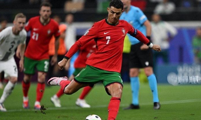 Ronaldo thiết lập cột mốc chỉ hai người có thể 'đụng hàng'