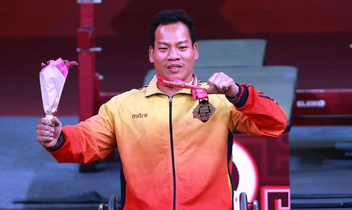 Lực sĩ Lê Văn Công, Châu Hoàng Tuyết Loan cầm cờ ở Lễ khai mạc Paralympic 2024