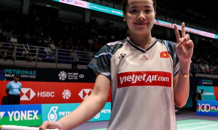 'Hoa khôi cầu lông' Nguyễn Thùy Linh trở thành tân Thạc sĩ, nhận mưa lời khen từ NHM