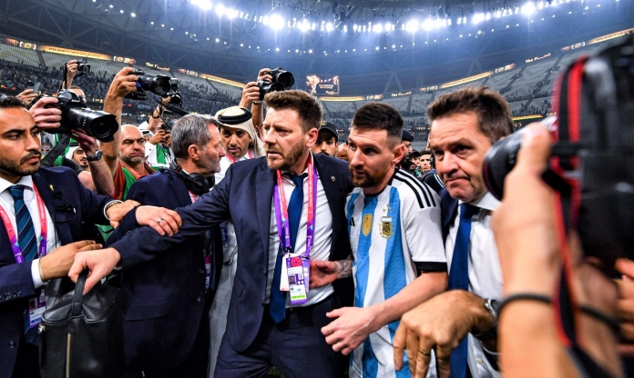 ĐT Argentina nhận 'cơn mưa gạch đá' vì lí do khó đỡ