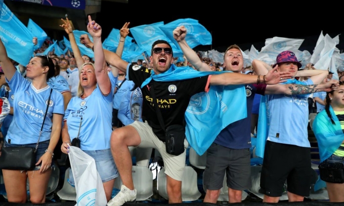 CĐV Man City bị khiêng ra khỏi sân vì lý do 'khó đỡ'