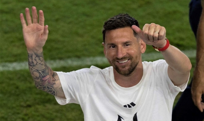 Điên loạn vì Messi, hàng ngàn CĐV cùng làm chung một việc