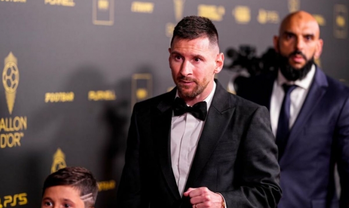 Fan Ronaldo phản ứng đầy bất ngờ khi Messi giành Quả bóng vàng thứ 8