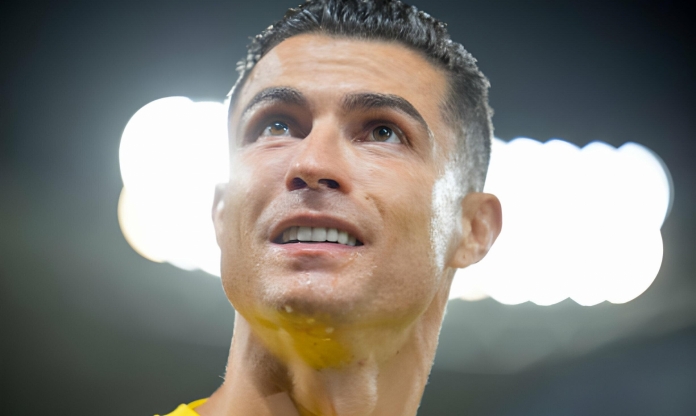 Vừa dính thẻ đỏ, Ronaldo tiếp tục bị xát muối vào vết thương
