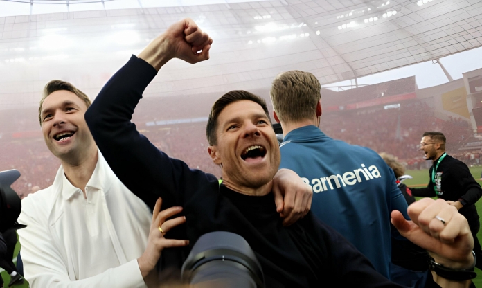 Xabi Alonso tắm trong bia sau khi giúp Leverkusen vô địch Bundesliga