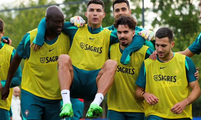 Ronaldo săn siêu kỷ lục châu Âu, được đàn em cung phụng như Vua