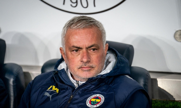 Jose Mourinho chính thức nhận án phạt nặng vì bóp mũi HLV đối thủ
