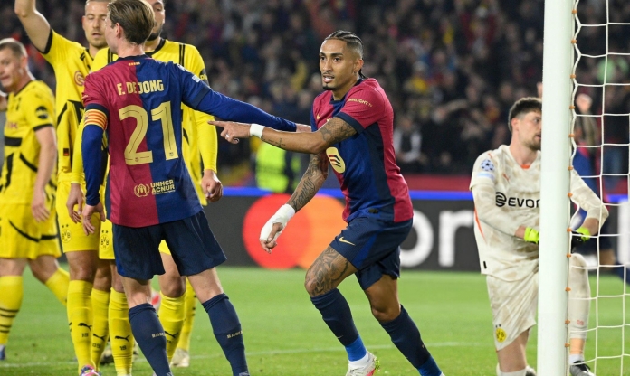 Không ngừng tỏa sáng, Raphinha sánh ngang Lionel Messi tại Cúp C1