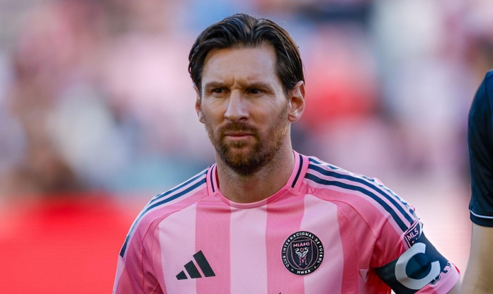Messi mâu thuẫn với sao Barca