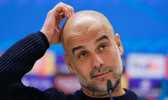 Pep Guardiola ngắt lời họp báo của chính mình để chúc mừng Liverpool