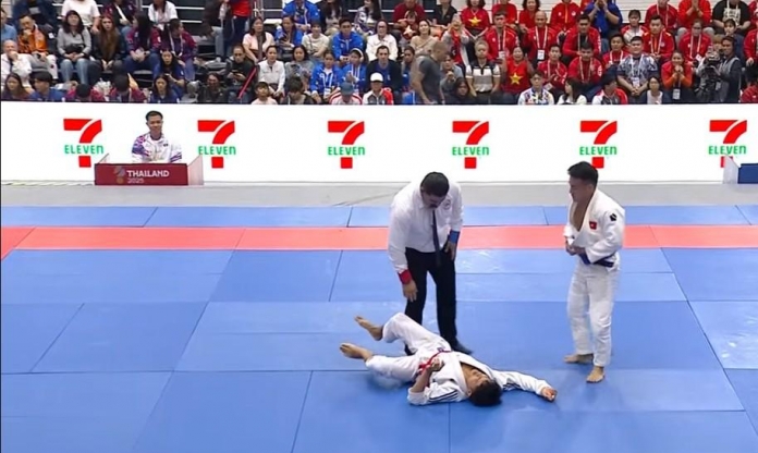 Đánh gục đối thủ, võ sĩ Việt Nam có hành động nhận 'mưa lời khen' tại SEA Games