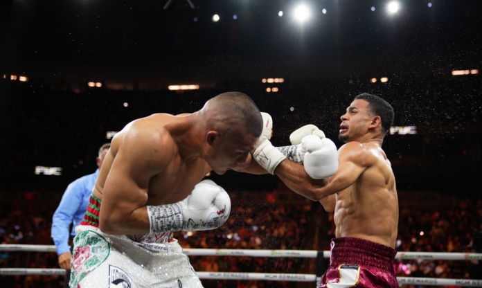 Truyền nhân của Mike Tyson khuấy đảo hạng cân mới, giành đai vô địch ngay trong trận ra mắt