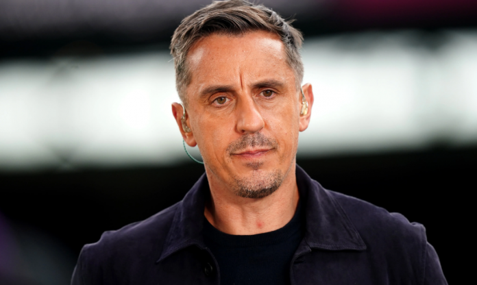 Gary Neville chê hàng tiền vệ MU không làm được những điều cơ bản trước Liverpool