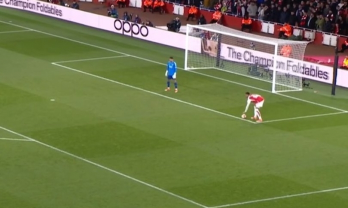 Arsenal thoát tình huống phạt đền mười mươi