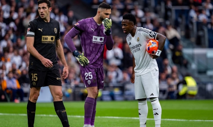 Đá hỏng penaltay, Vinicius Jr 'mất tiền' với thủ môn Valencia