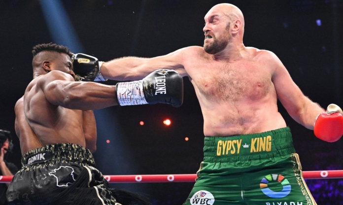 Tyson Fury chiến thắng trước Ngannou gây tranh cãi