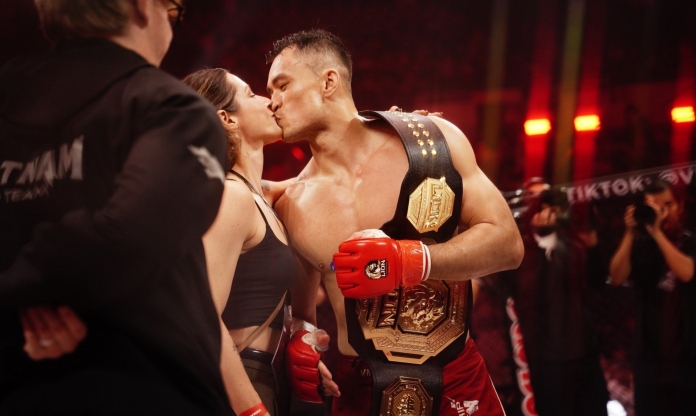 Kamil Nguyễn Văn ngọt ngào bên người vợ mới cưới sau khi giành đai vô địch LION Championship
