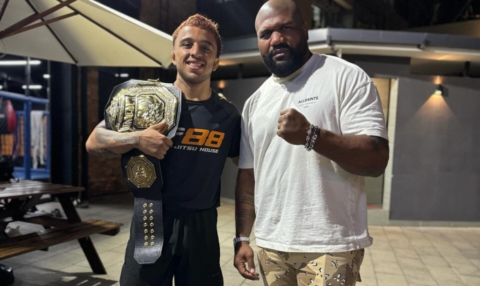 Nhà vô địch LION Championship chụp ảnh cùng nhà vô địch UFC