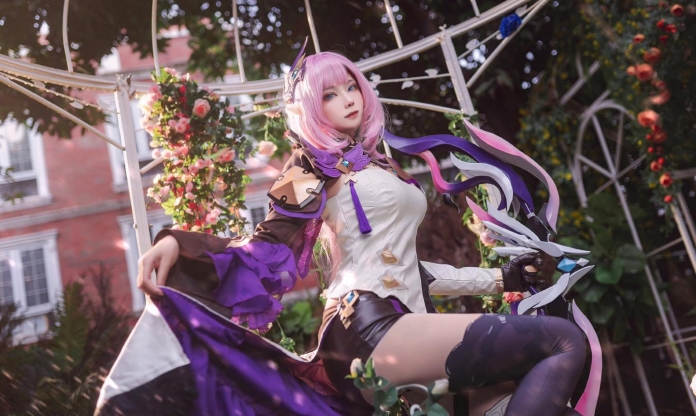 Ngắm màn cosplay Elysia trong Honkai Impact cực kỳ mãn nhãn, thế này bảo sao BeryL không chọn ngay làm skin CKTG