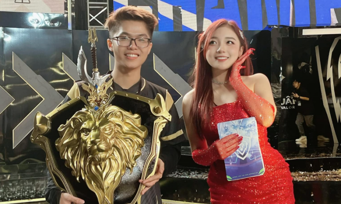 Nữ MC xinh đẹp viết tâm thư gửi fan sau khi bị tố 'bú fame'