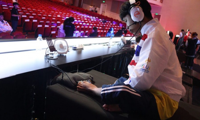 Tuyển thủ thi đấu eSports bằng chân tại Para Games 2023
