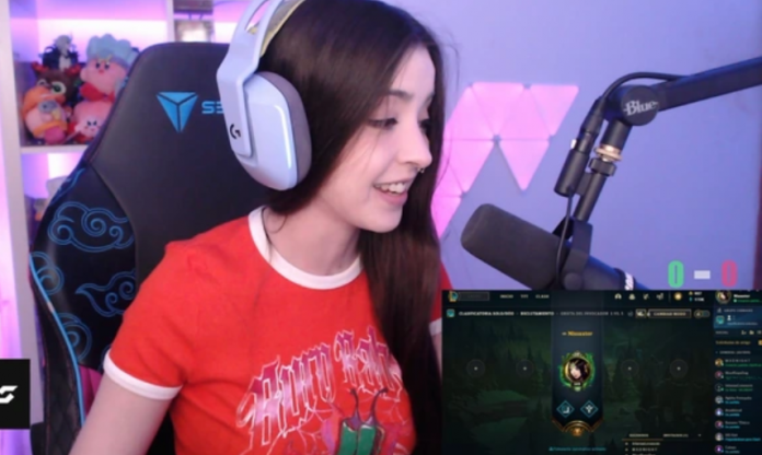 Nữ streamer bật khóc trên sóng vì liên tục bị đồng đội 'troll game'