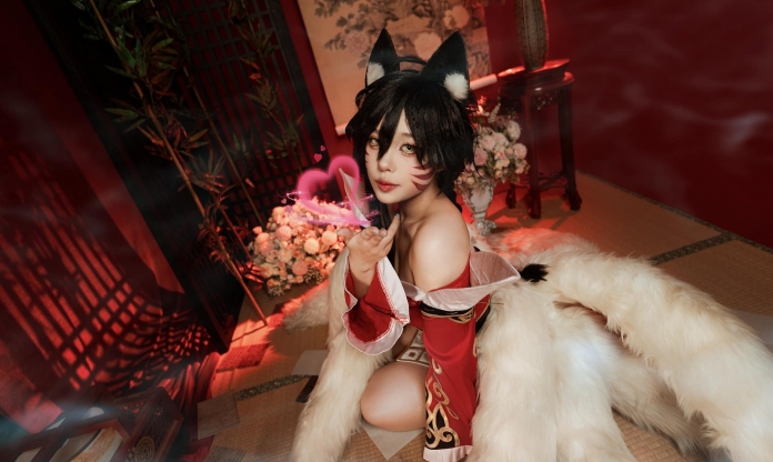 Yoonsul cosplay Hồ Ly Chín Đuôi Ahri trong LMHT