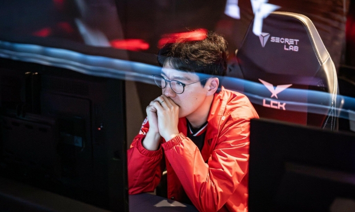 HLV kkOma nói thẳng lý do chọn Gumayusi thay vì Smash