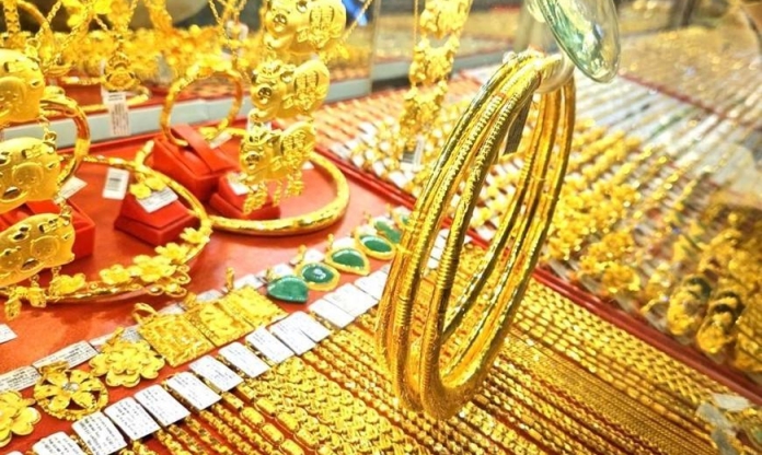 Giá vàng hôm nay tối 11/8: SJC lao dốc mạnh theo đà chung