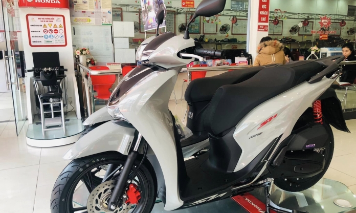 Ảnh thực tế Honda SH 160 vừa ra mắt tại đại lý, đội giá tới 30 triệu đồng