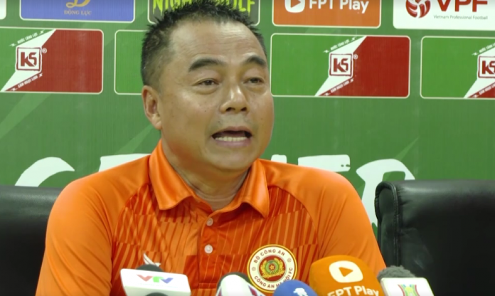 HLV CAHN tiết lộ cầu thủ không được thưởng dù vô địch V-League