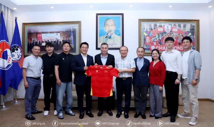 Video: HLV Park Hang Seo đến làm việc tại VFF