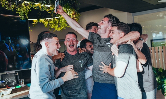 Man City ăn mừng cuồng nhiệt sau thất bại của Arsenal