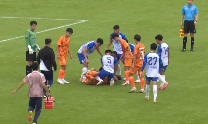1 cầu thủ bất ngờ bị co giật ở giải hạng 3 Việt Nam