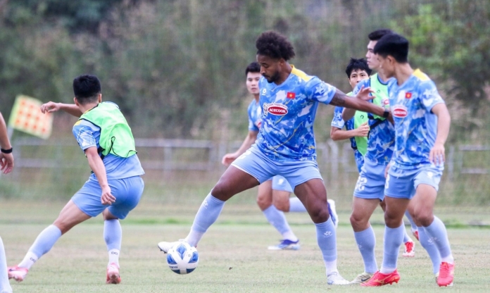 VIDEO: ĐT Việt Nam tập nặng trong ngày đầu ra sân ở Lào