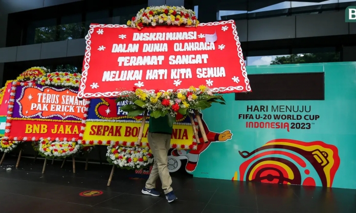 VIDEO: CĐV Indonesia có hành động đầy bất ngờ sau án phạt của FIFA