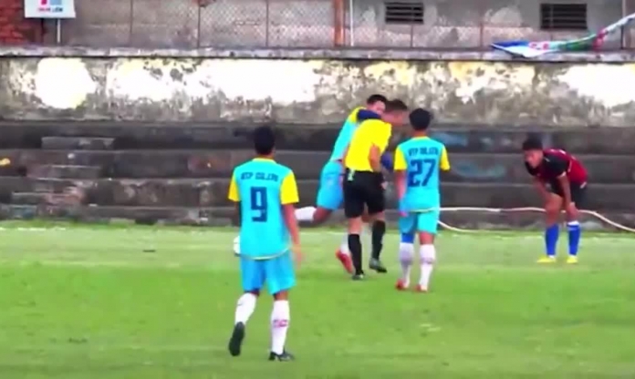 VIDEO: Cầu thủ nghiệp dư gây phẫn nộ khi đánh trọng tài