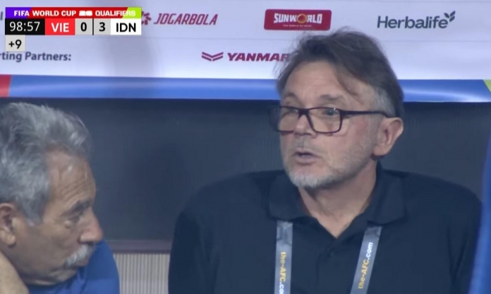 HLV Troussier làm gì khi ĐT Việt Nam bị Indonesia 'hành hạ'