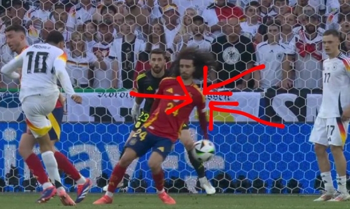 Trọng tài Anh cướp trắng quả penalty của Đức trước Tây Ban Nha?