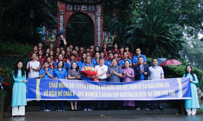 ĐT nữ Việt Nam dâng hương tưởng niệm các Vua Hùng